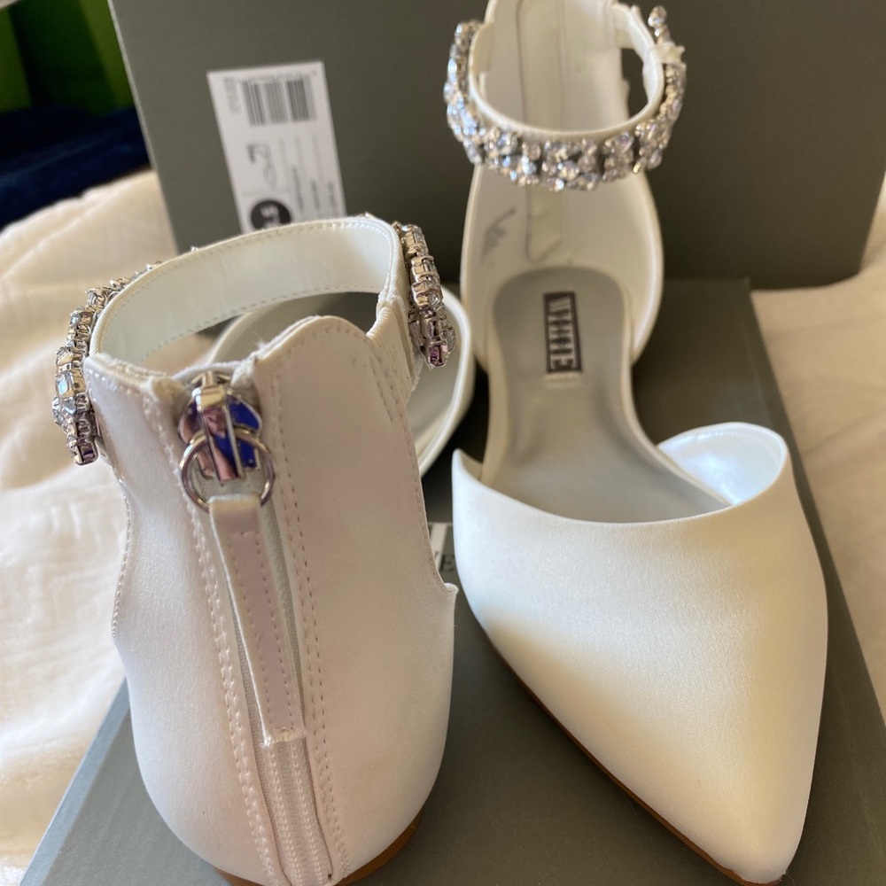VERA WANG Flats MIVORY Zip Back, Rhinestone, Pointed Toe, Women's 8.5 Never Hsed